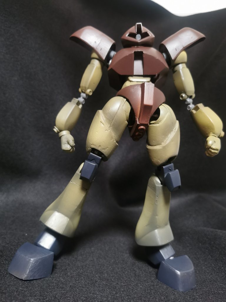 腕は換装が容易にできるように設計されています。兵装はアタッチメント方式を採用しており、より現地で活躍できる高稼働型モビルスーツとしてゴッグはモデルチェンジされました