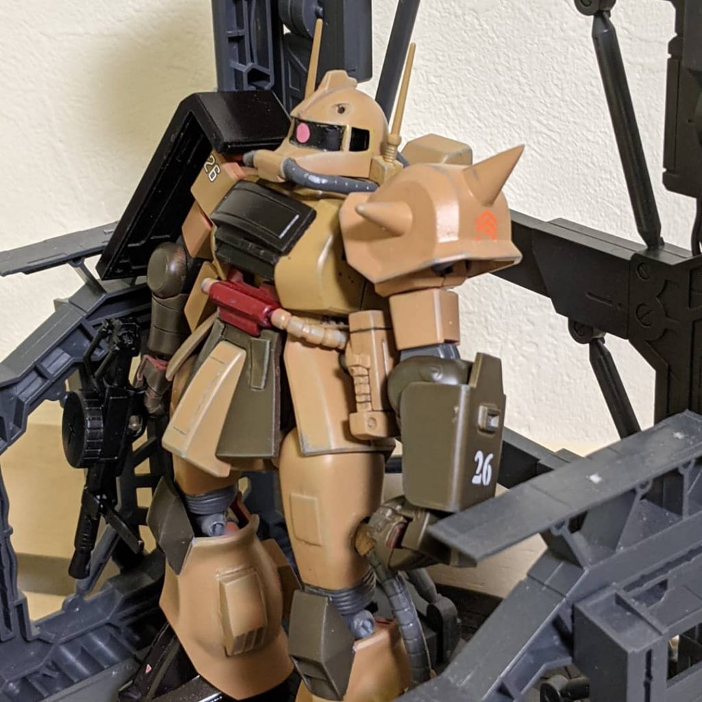 会話ログアミール「デザートザク!?こいつで出撃しろと!?」整備兵「まあ落ち着いてください。少なくとも二年前の初期機体よりかはだいぶマトモにはなっていると思います。」アミール「…あの反抗作戦以降隊長になったはいいものの…こいつらで成功するのか?…」整備兵「あまり根を詰めすぎに。隊長だったらいけますよ!それに、今回の作戦にはコイツらだって付いてるんですよ!」 」