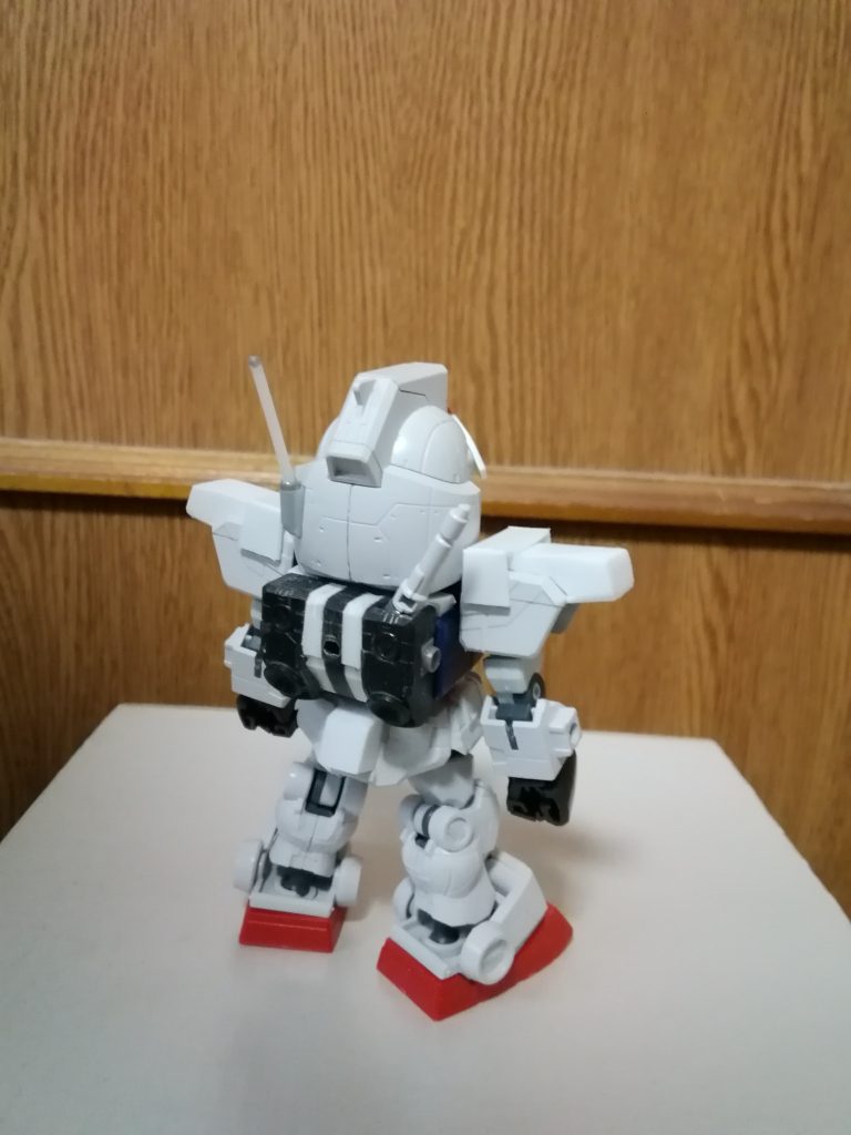 バックパックも、キットのものを横に拡張して流用しています。なので、劇中とは異なるメインバーニア4基のオリジナル仕様になっています。