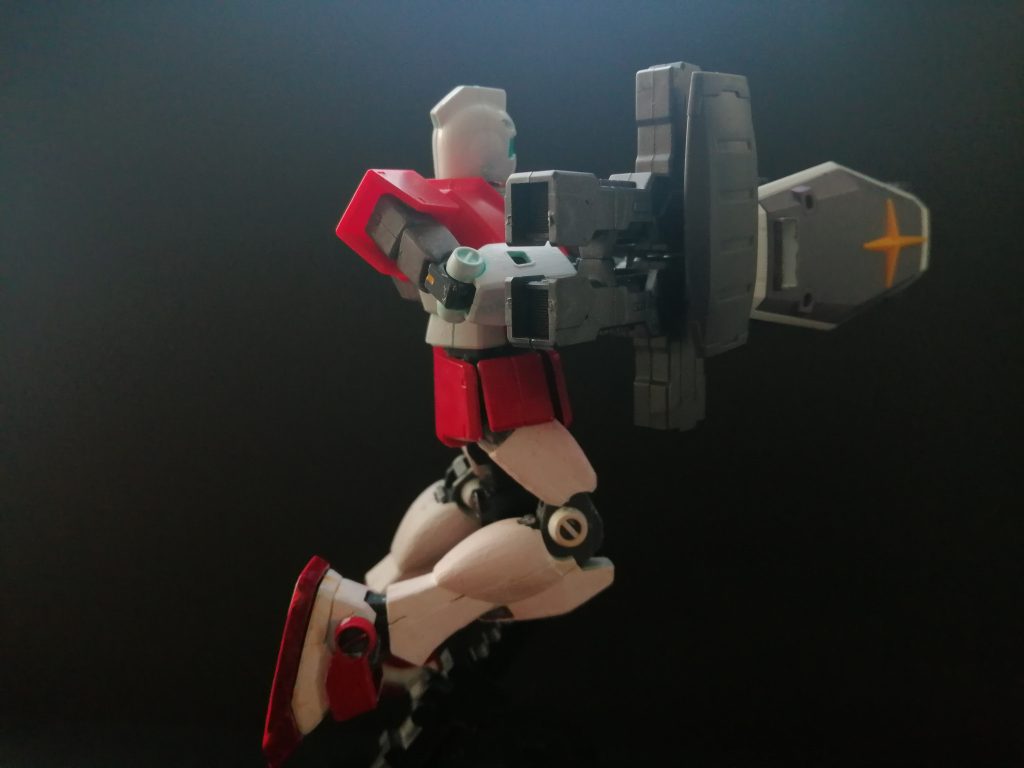 足をガンダムの物にしたおかげで立たせても浮かせてもポージングしやすい