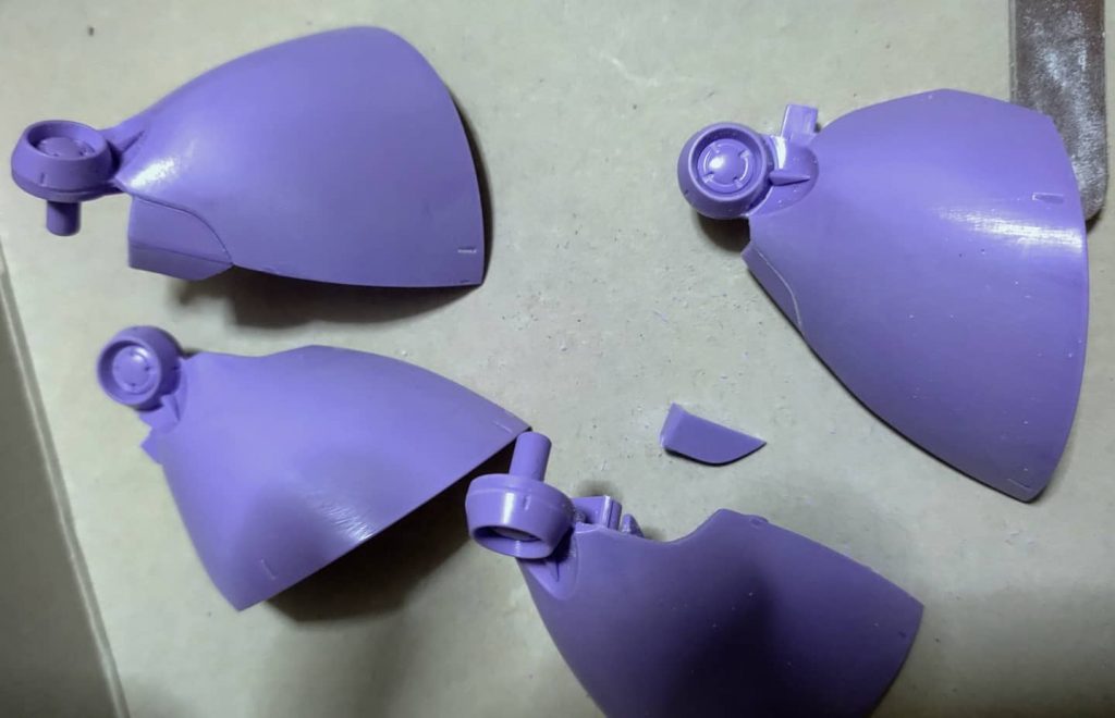 カットし部分は合わせ目消し、その下は段落ちモールドに。