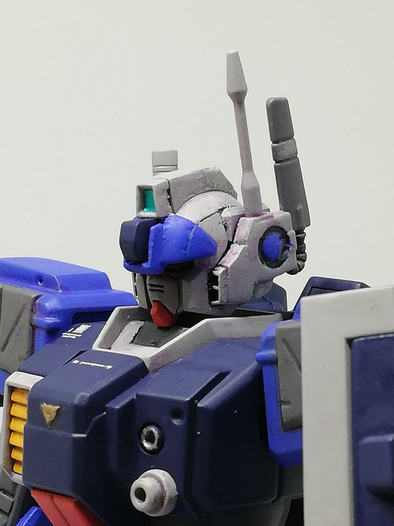 テストチームの機体なのでデータ送受信のための大型アンテナ。なのでツノは無し。ツノ無し額はプラ板で整形。