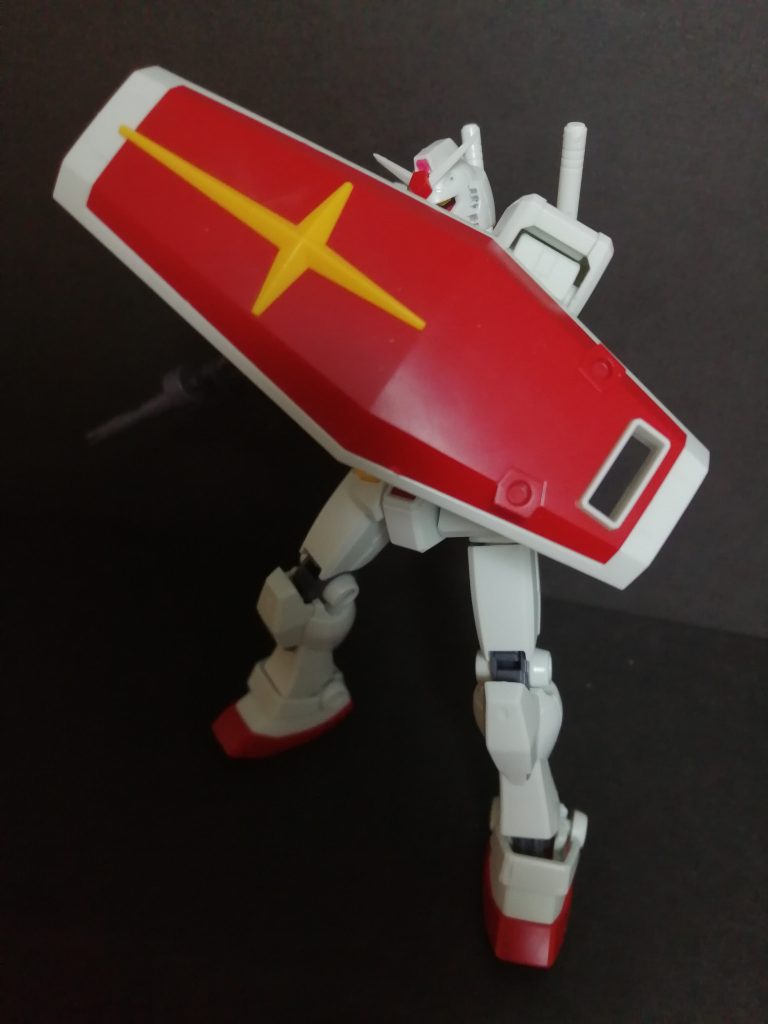 シールドで防御するポーズ