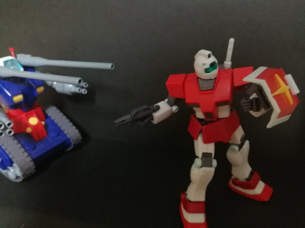 ガンタンクを護衛するジムたぶんこの後グフ1機にタンク全滅させられるヤツ