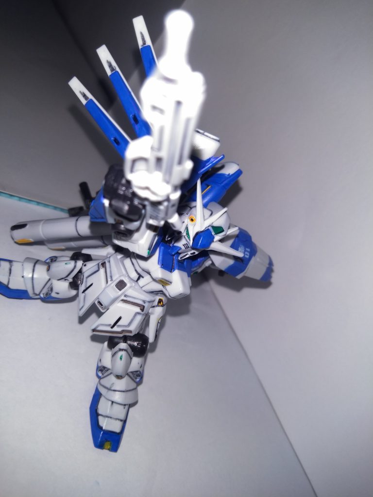 派手ポーズモビルスーツアンサンブルは肩が動かないので
