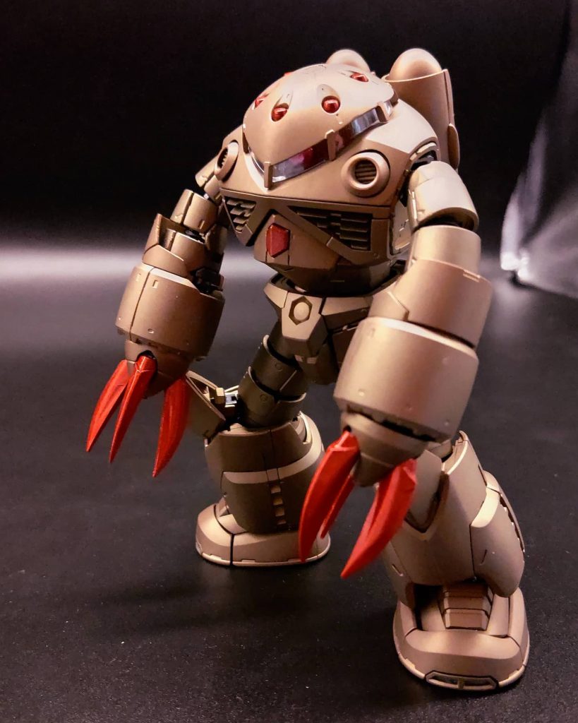 ツメとメガ粒子砲の部分は普通塗装のシルバーメタルの上からメタリックレッドで塗装してます頭のミサイルは特殊塗装の上からメタリックレッドで塗装してます黒い部分は全てガンメタルの上からつや消し塗装してます