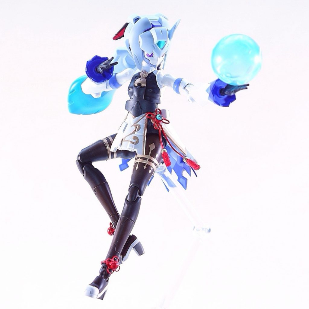 ガチャから出た時のポーズ。エフェクトは手芸のパーツから作ってみました。レジン塗ったり、ツヤ消し塗ったりしてみましたが、悲しい事に見えません。