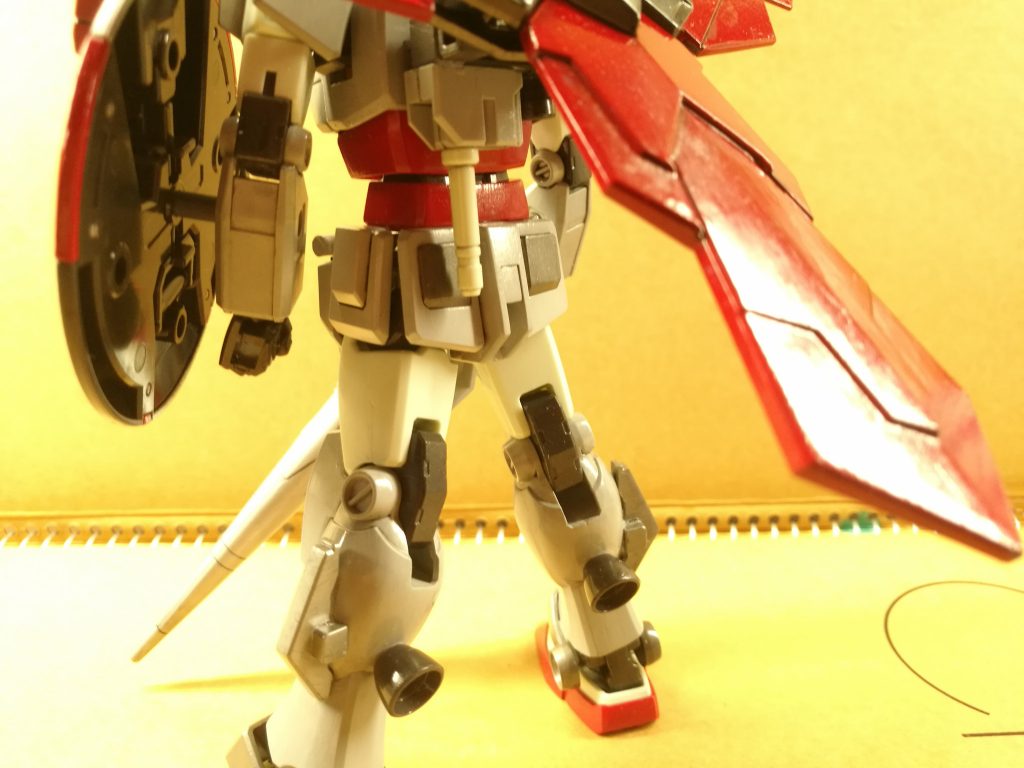 　足についているのはリックドムのスラスター。つまり某ゴーストファイターと違って空中分解しない土星エンジン！（だったと思う）その圧倒的な推進力で突進する訳ですから、驚異的ですね。背中のビームサーベルは不意討ち用です。