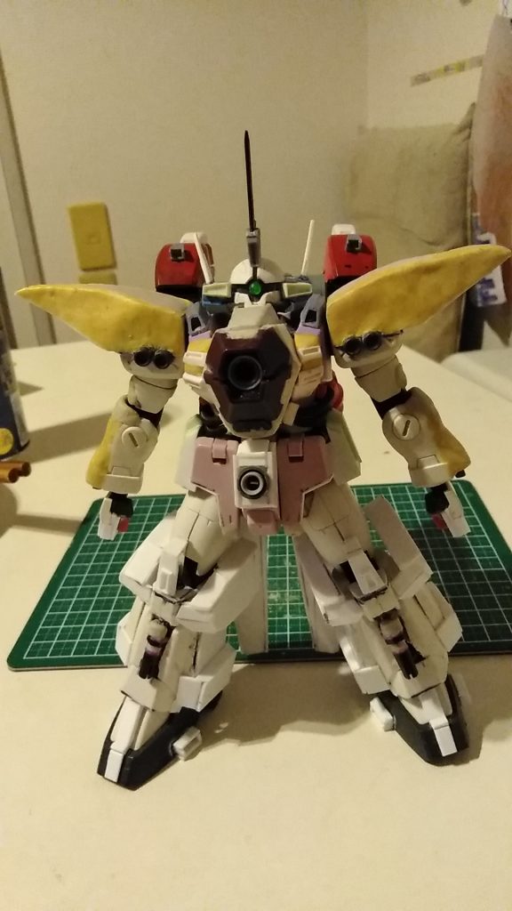 ローゼンズールの盾（胸）、インコムユニット（マザーファンネル）+ジャンクパーツ+プラ板、パテ