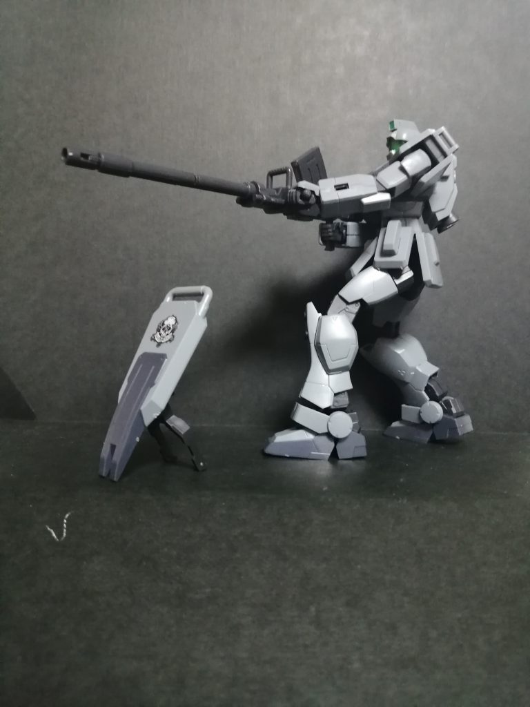 正しい輝き撃ち遠近法でシールドに乗ってるように見せるには撮影スペースが狭すぎた