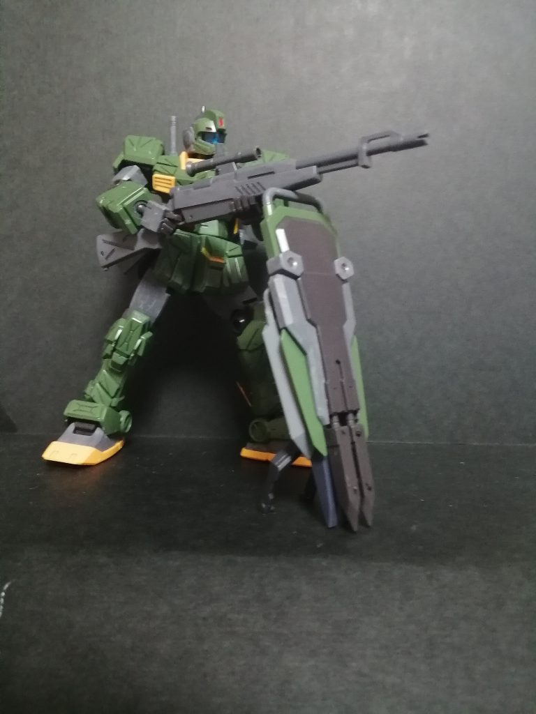 陸ジムのシールドを支えにして