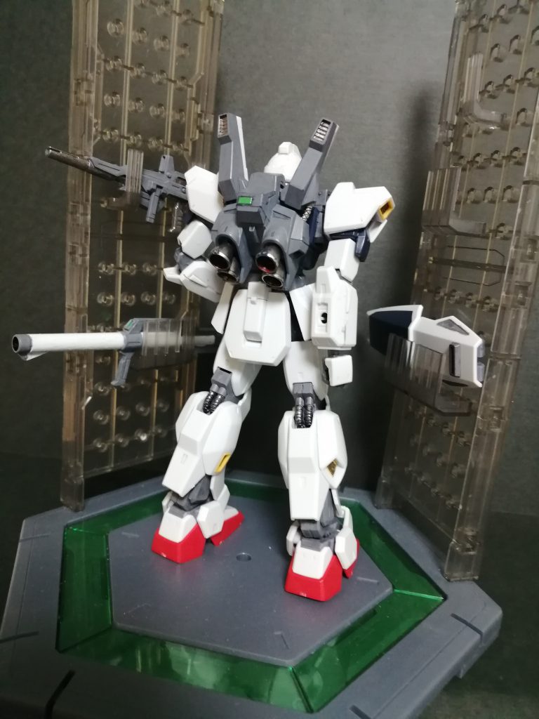 背中にセンサーっぽいの追加少しきたないですがメインスラスター内部を初めて塗装しました