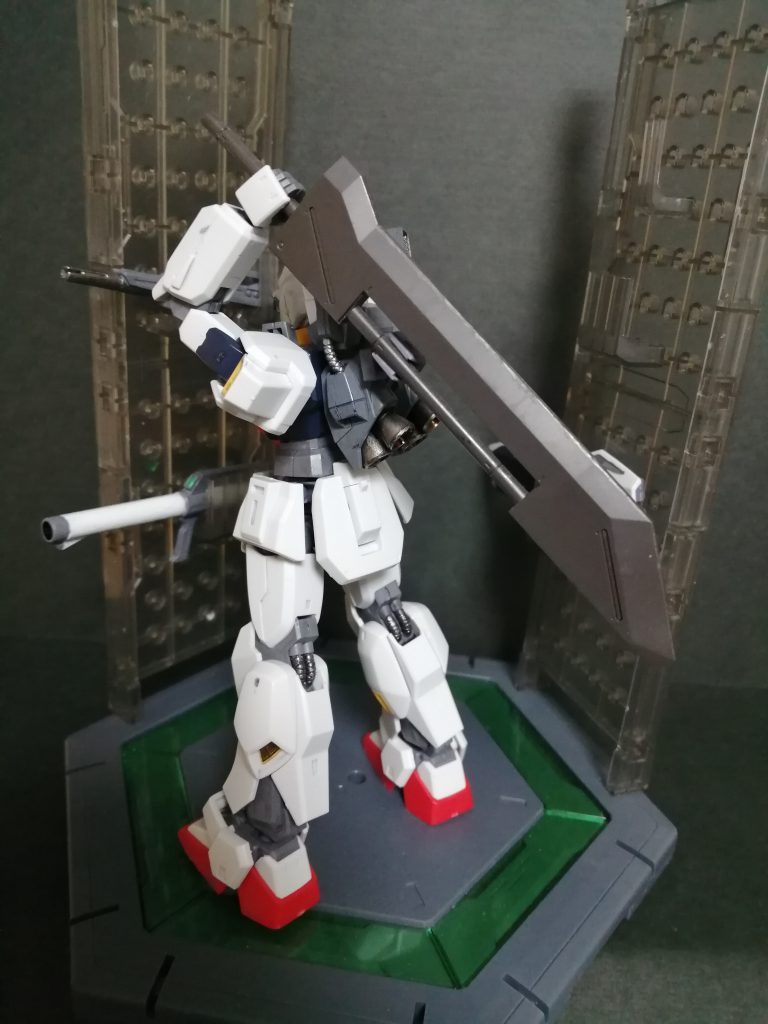 それは剣と言うにはあまりにも大きすぎた大きくぶ厚く重くそして大雑把すぎたそれは正に鉄塊だった