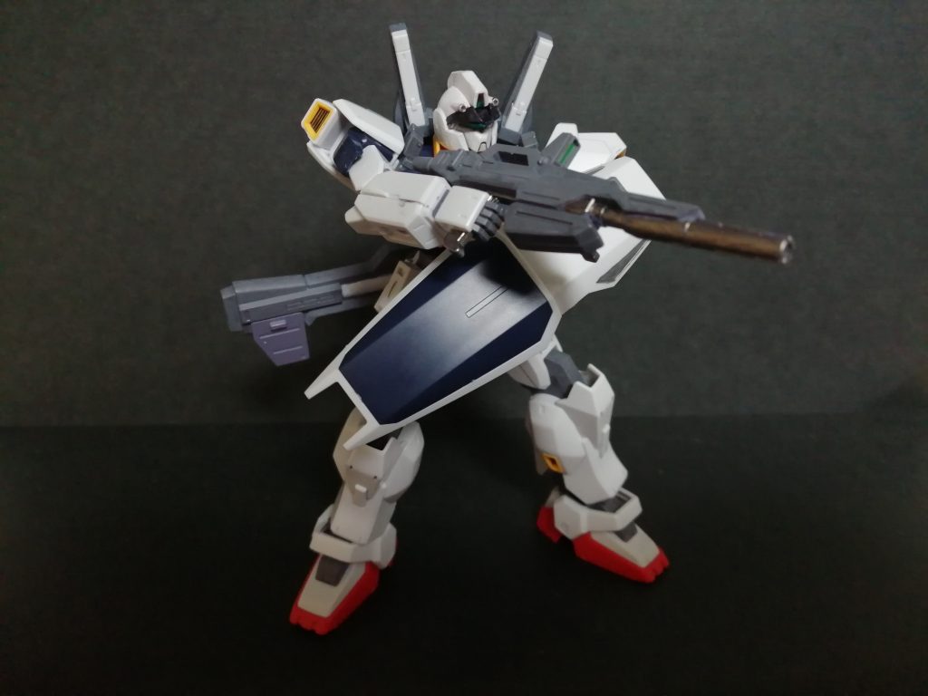 頭部のセンサーを一段にし出っ張った顎を平らにあとは各部に色塗って完成