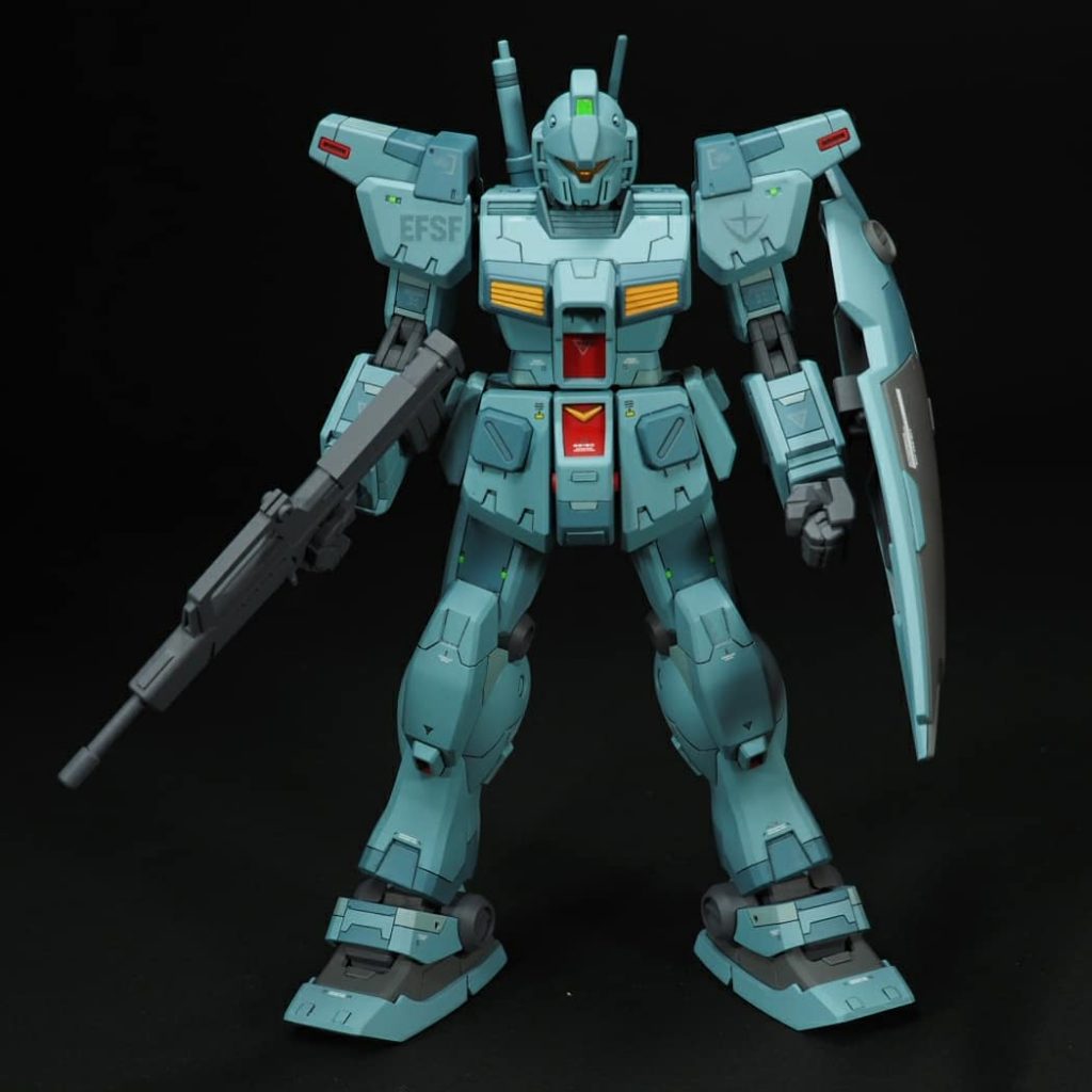 色は整形色よりも少し渋目のブルーグレーを基調に調色しました。濃色部分は、一回目濃すぎて気に入らなかったので、少し薄めにして塗り直しました。