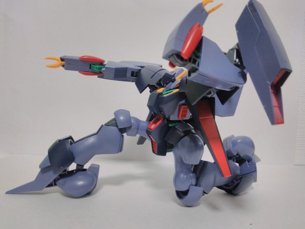 腕の可動はショベルカーみたいにしか動かないのですがバイアランとしてはこのぐらいで十分かなショベルカー「おい！」脚はぎりぎり膝立ちできるぐらい横に曲がらないのが痛い…