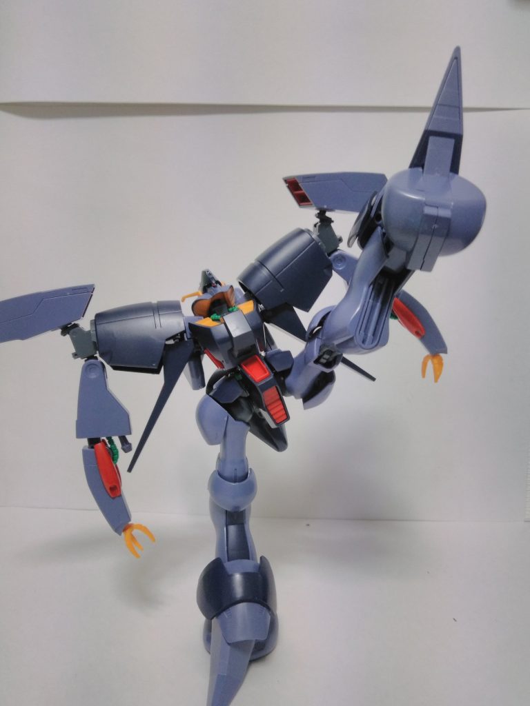 前には行ける顔の稼働はポリキャップではなくプラパーツメリット立たせるだけで強者感！台座無しで立つ十分な可動（一部除く）色分けは良いデメリット脚部横可動が大の字までしか行かない後ろの巨大バーニアが少し取れる（個体差？）腕部のメガ粒子砲発射口がないモノアイが稼働しない（仕方ない…）　と、少し手をくあえるだけでかっこいいと思います！ 