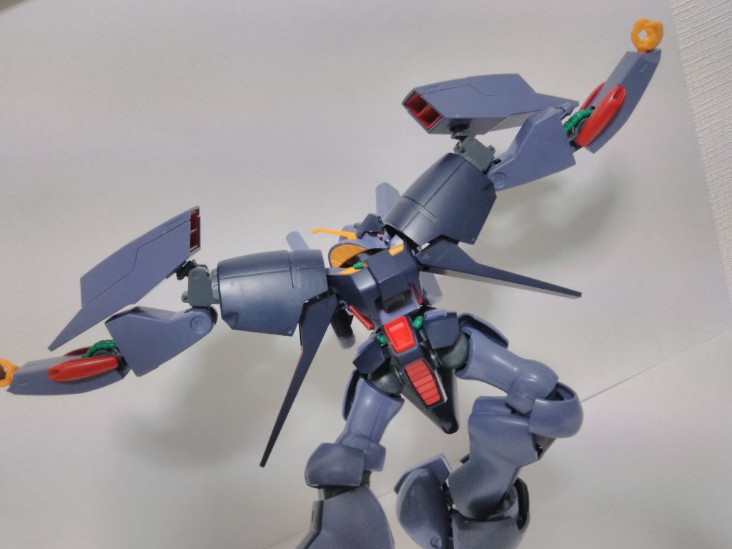 ビーム・サーベル持ってます…見えませんが… 