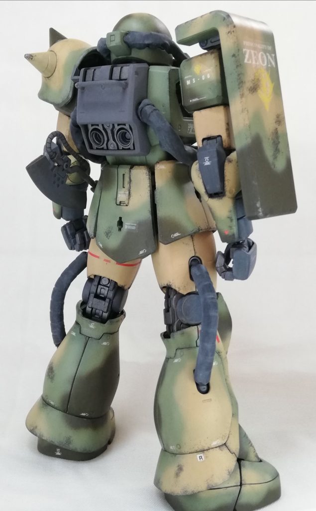 うしろ。ランドセルに真鍮線でステーを追加。左側にはプラ板でマシンガンのラックをつけています。