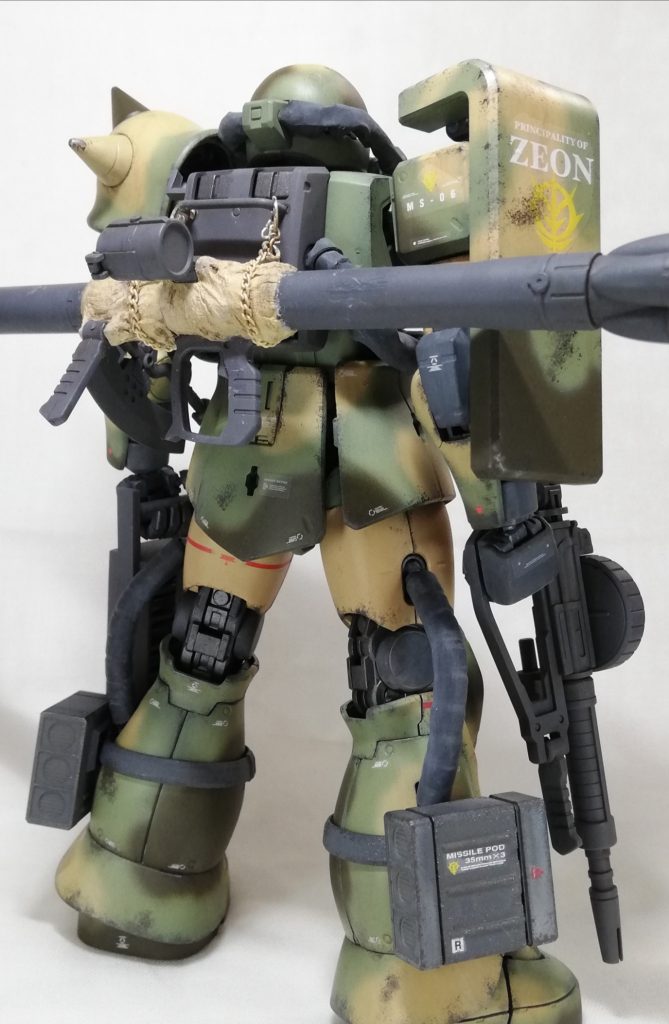 うしろ。バズーカにはティッシュペーパーを使用してシーリングを行い、セリアで購入したチェーンで本体に携帯させています。