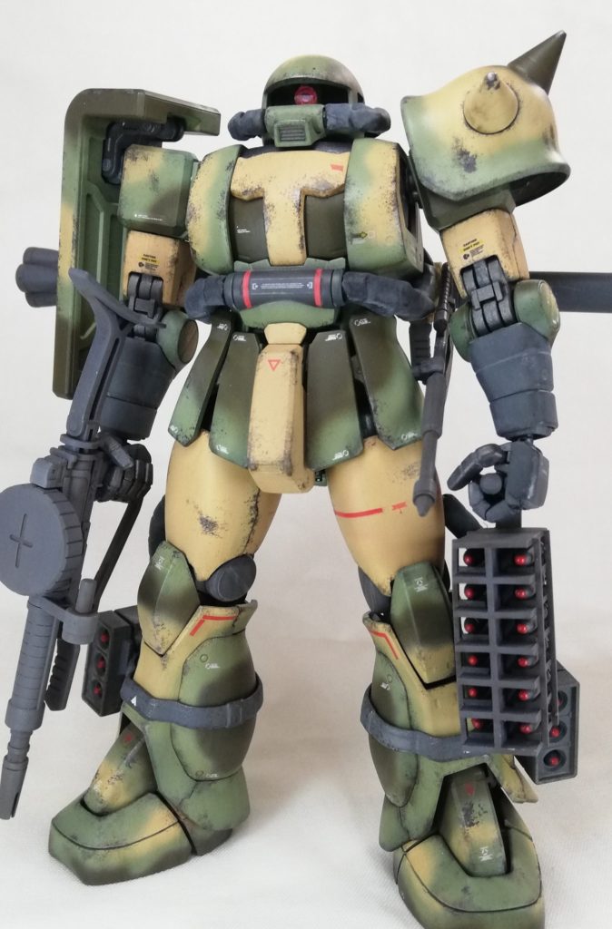 フル装備状態。湿地帯戦用ザクの特徴でもある迷彩塗装に挑戦してみました。使用したのは、量産型ザクの薄い方のグリーン、以前デザートザクで使用したタンとオリーブドラブの3色。赤色のラインはマスキングによる塗装で表現。すべてクレオスのラッカー系です。焼鉄色でウェザリングの後、クリアーコートし、Mr.ウェザリングカラーのグランドブラウンとグレーでフィルタリングとウォッシングを行いました。