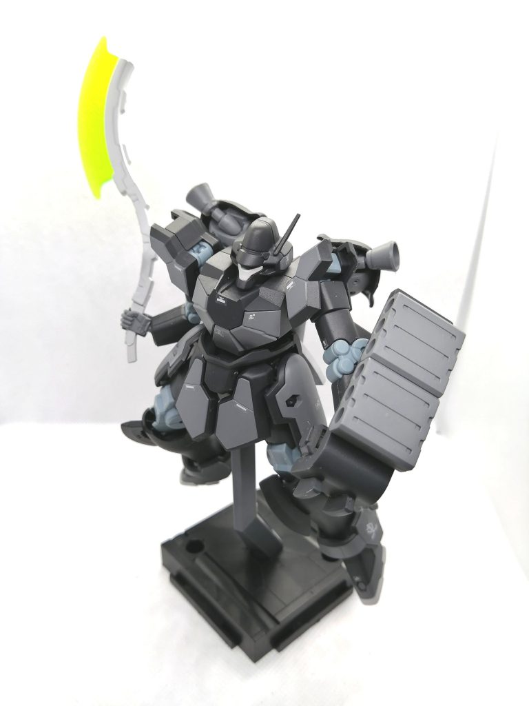 ビームトマホークを持たせると何故かガンダムW系の機体イメージが思い起こされますデスサイズのビームサイズみたいなでかいビーム兵器を持たせたくてチョイスしました