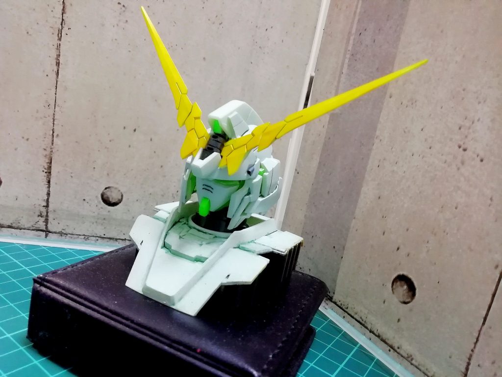 台座　ホワイト塗装難しいです、、､、( ´△｀)クリアグリーンをまぶしました。