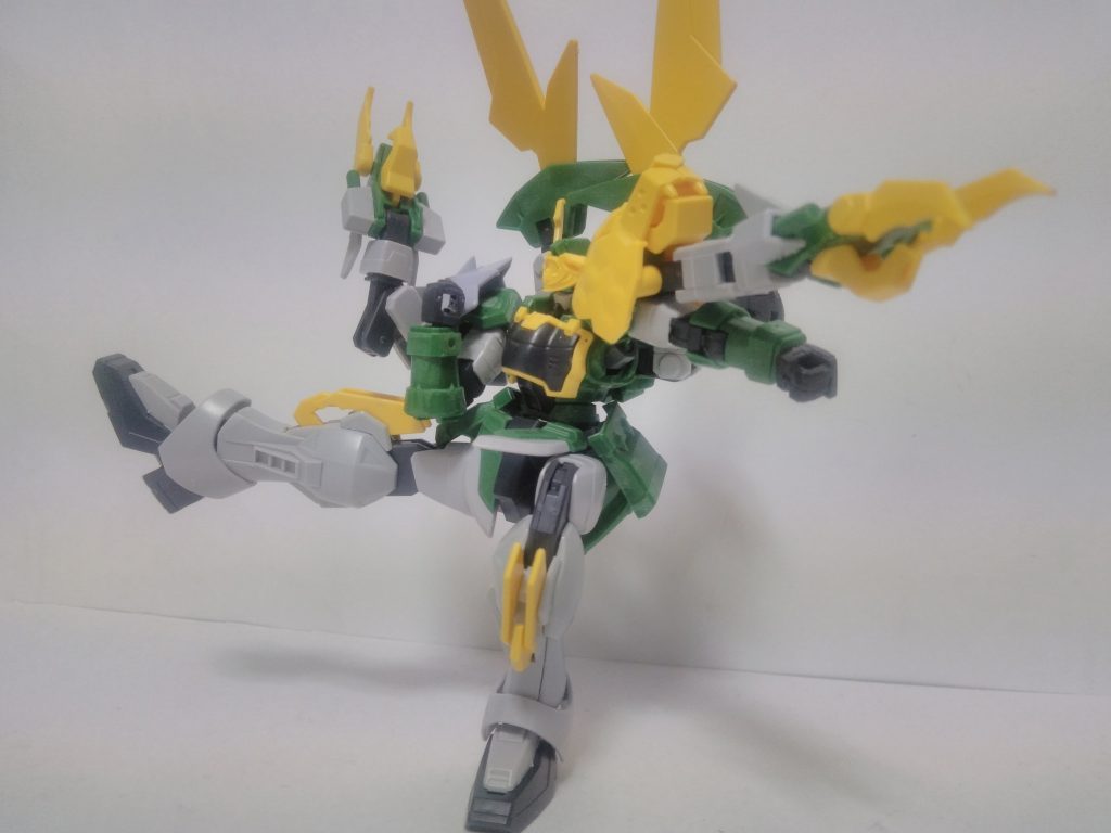 可動格闘機としてはまあまあ可動しますがやっぱりウイングガンダムがもとなので少し劣りますサブアームが腕より曲がるぞ！足首がそこまで横に曲がらないのでここは欲しかった…他は良好！サブアームやバックパックによる圧倒のボリューム感！色分けはなかなかのシール、しかし値段が値段なので仕方なしか？プロモーションはとても高く置いとくのがかっこいい！全体的にポロリなし！サブアームを活かしたボージングは　ピカイチ！レッドライダー欲s…値段も1600円前後とこのボリュームにしては安い！総論トラと狼…消したり…できない…？これらはすべて個人の見解です