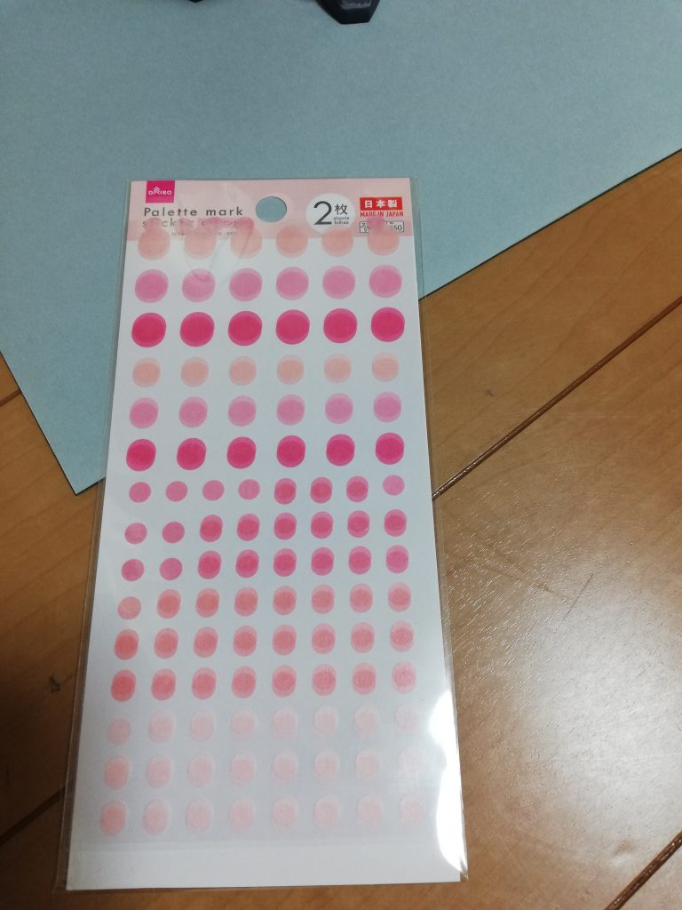 モノアイはキットのままだとつぶらな瞳過ぎるのでダイソーのシールを使ってます。