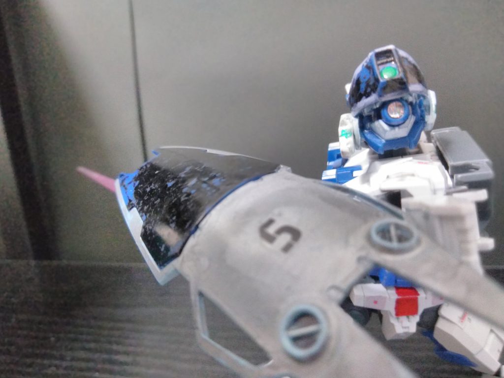 シールドにサーベルついてます