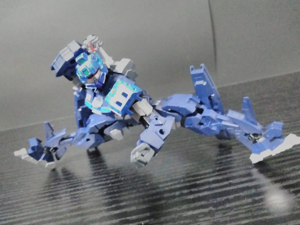 ビームサーベル!足開きすぎ