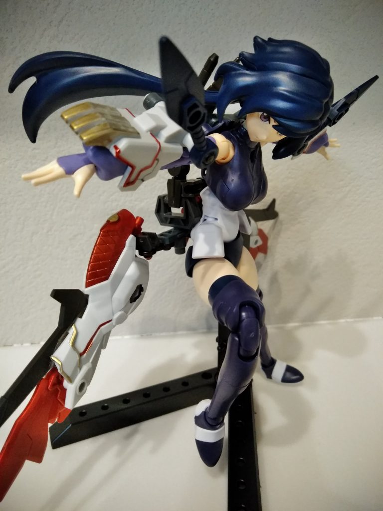 肩部鎧は可動し爪鉄甲に