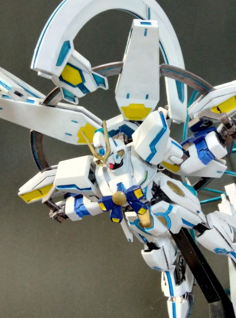 立たせるにはバランスが後ろに倒れやすいので、二枚目の形が一番安定します。