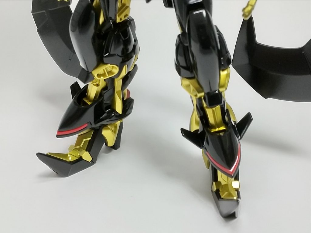 アンクルガードはキット付属のものを切って接着しています。