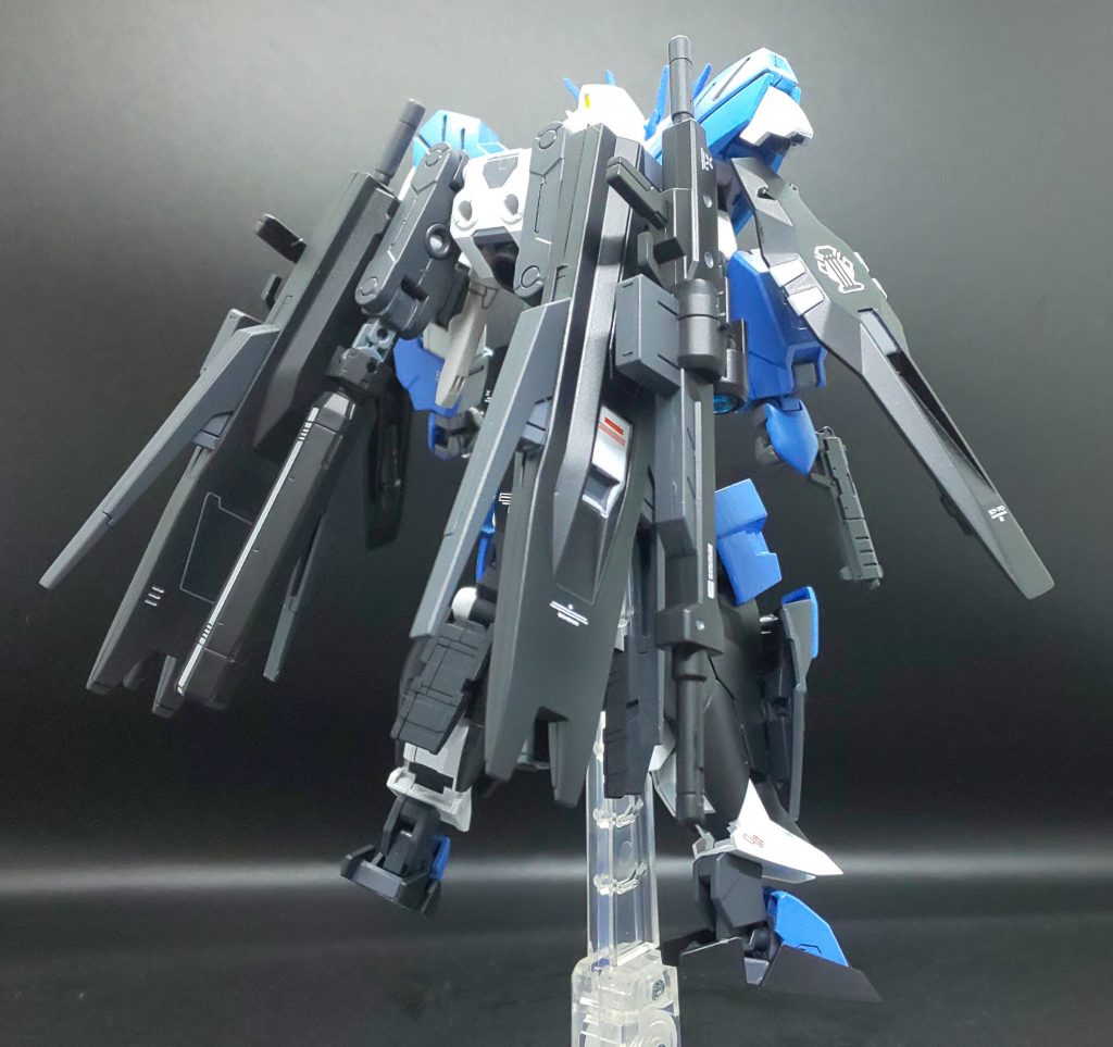 背面のバインダースラスターに、ライフルを二挺懸架してます。ミドルレンジ用ですね。