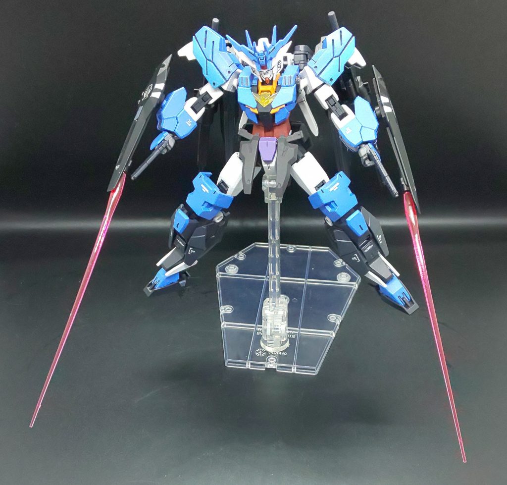 近接用のビームサーベルは、両腕のシールドに内蔵してます。両手は常にグリップを握り続けているという設定なので、握らなくても使えるようにしました。