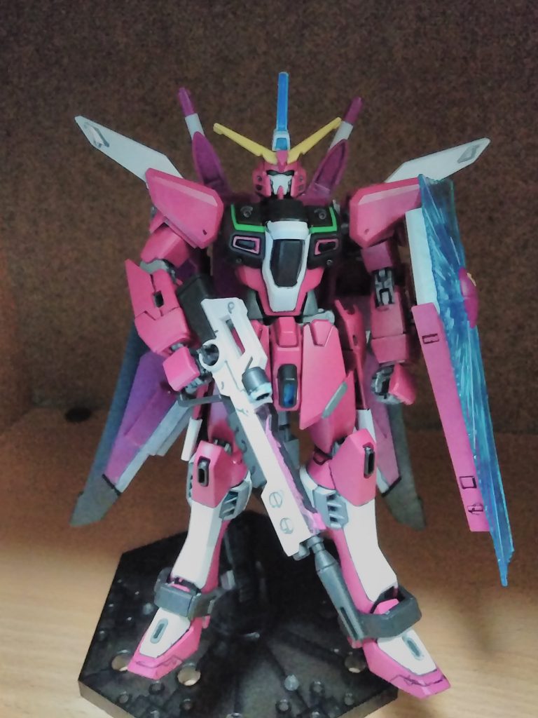 正面かっこいいけど…何このポーズ…