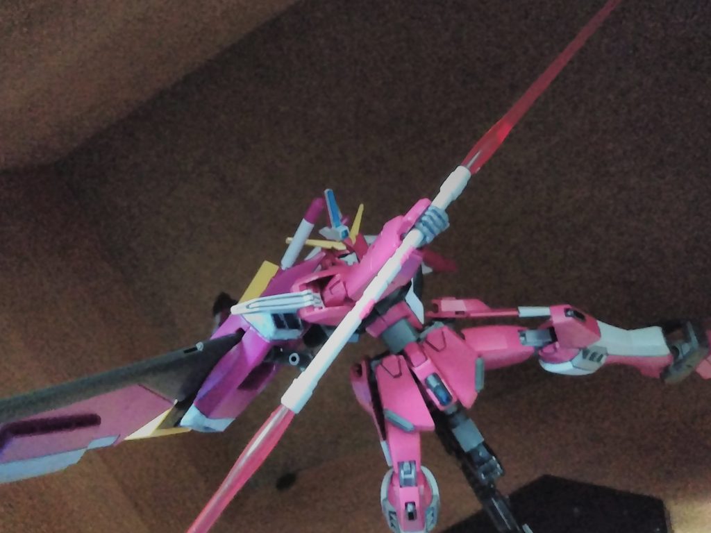 こんなポーズあったような…ちなみに名前のジャスティスファイトガンダムは三国伝から、らしいです