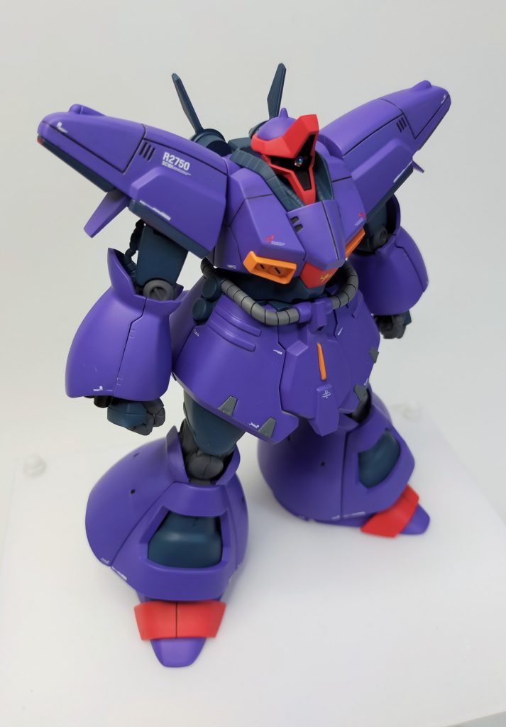 ・腰部のモールドには塗装したコトブキヤの角モールドを取付け・握手はコトブキヤの丸指ハンドAに変更(手甲のモールドは削っています)・背面スラスターは合わせ目消しをしてから、マスキングでの塗り分け(腰後部も)・腰部の凸モールドは外装の紫を塗装してからマスキングで塗り分け・各部に水転写デカールでディティールアップ