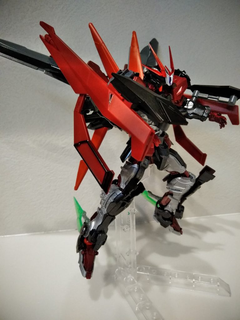 ヴァイスウロボロス肩部ユニットを逆に展開しはさみ、切断する腕部武装鉄血機を意識した装備!