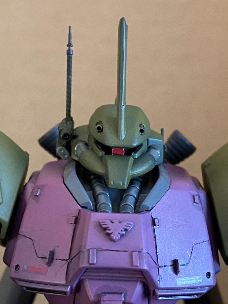 頭部、両足、シールド追加、ライフル・武装追加などでカスタマイズしています。