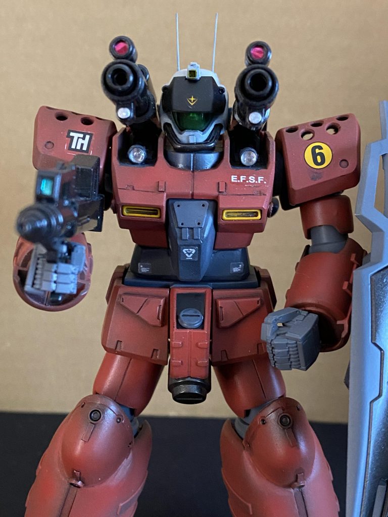 少しディティールを追加してます。腰延長、シールド追加、頭部センサーを透明プラバンで加工しました。