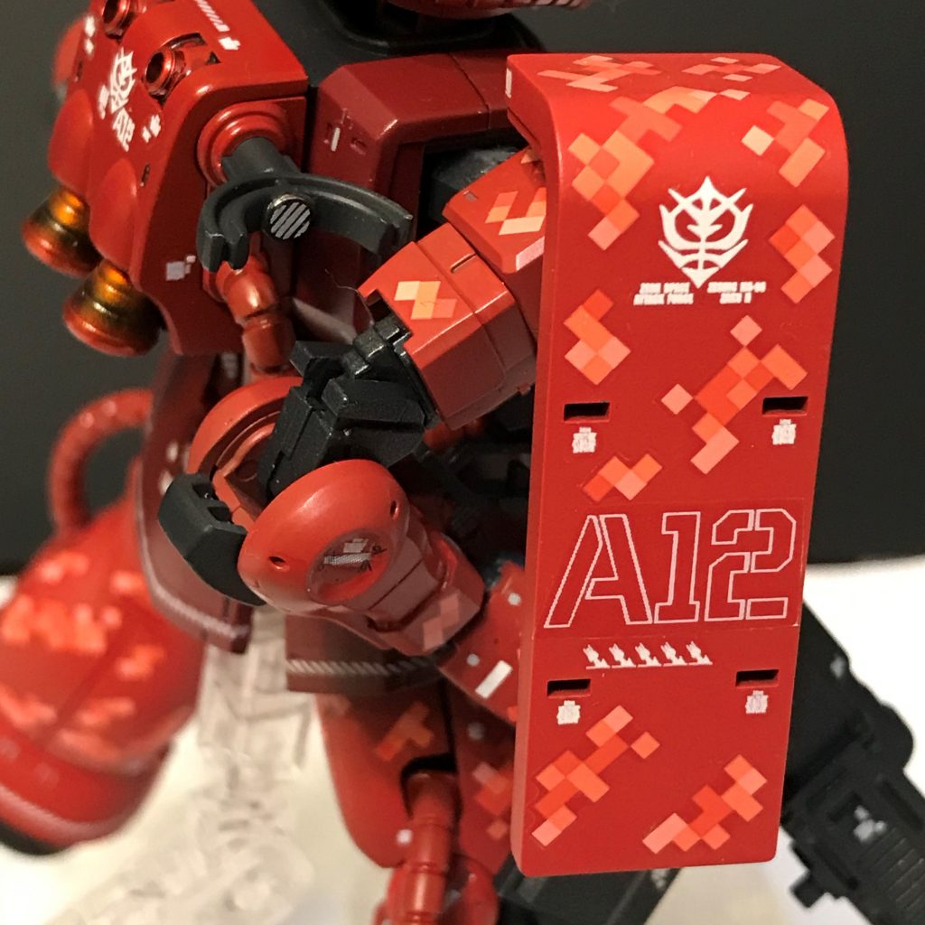これもつや消しクリアー前。もう一つ自作したのが「A12」部隊コード。「迷彩の邪魔になる!目立たなくしろ!」wというコンセプトで「白線」ともどもデザイン考えました。ステンシル文字という軍用車・軍用機に型紙あててスプレーでブシューっとやるための書体ですけど、そもそもモビルスーツにこんなにでっかい型紙使ってスプレーやってないでしょ宇宙だしw、と思って勝手にデザインアレンジしました。