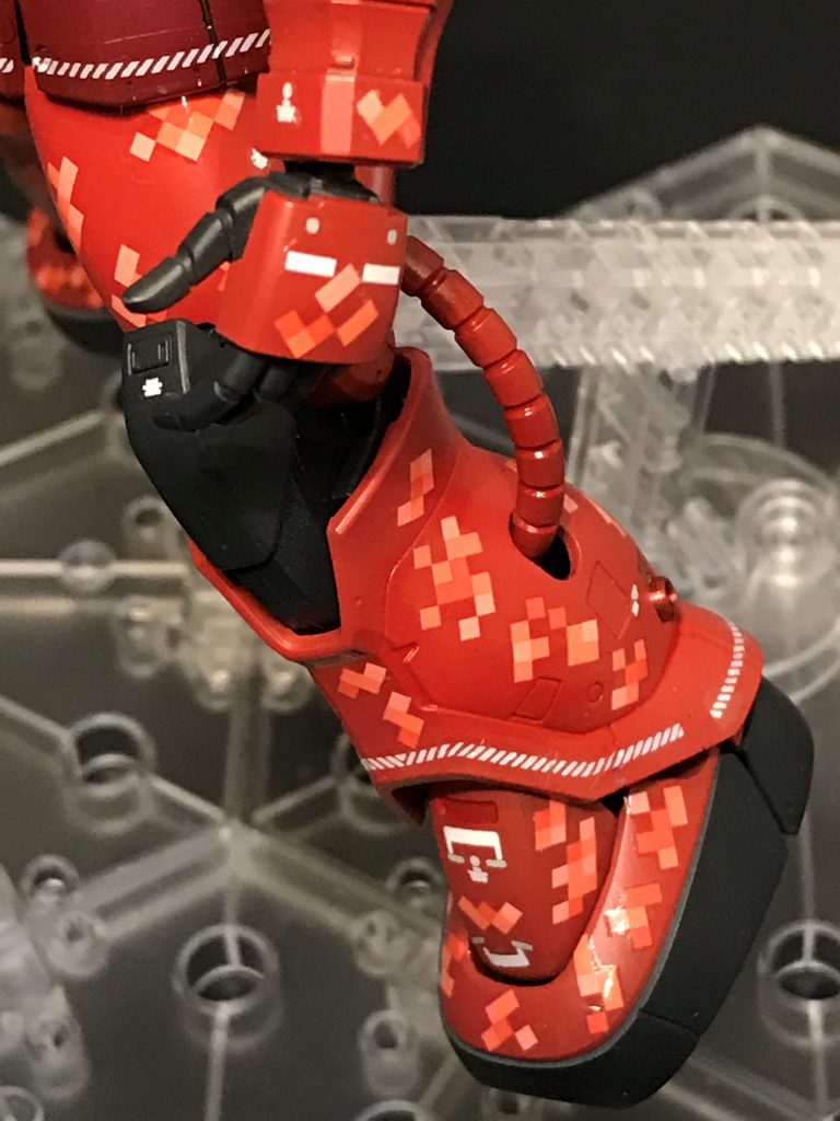 これはつや消しクリアー前。ピクセル迷彩デカールはテカテカのツヤツヤです。白線部の自作デカールはこんなかんじです。