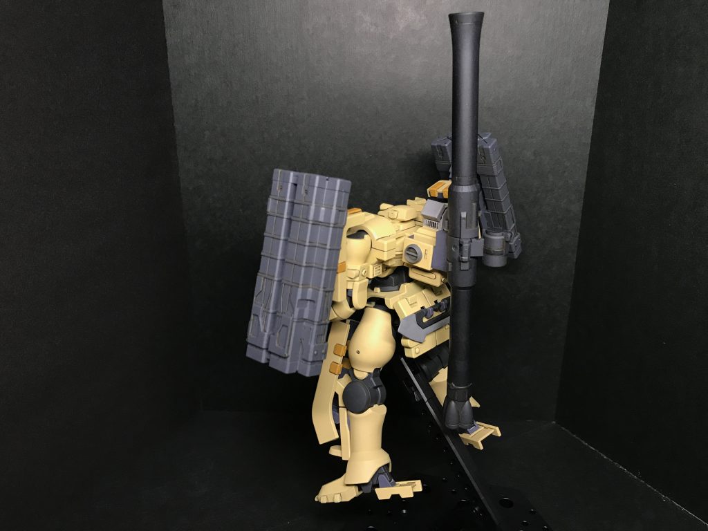 斜め後ろから①キャノンを可動させたかったので追加パーツをスクラッチしてバックパックにセットしています。ちゃんと取り外せます。