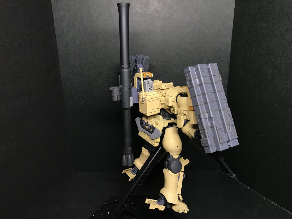 斜め後ろから②バックパック上部に付いてるのはキャノンの給弾装置です。バックパックには砲弾がみっしり入っている設定です。サイズが妥当なのかが分かっていません。