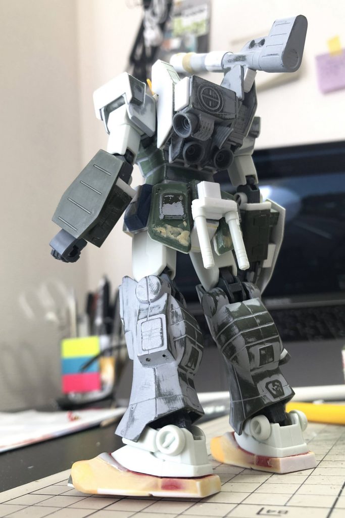 MGフルアーマーガンダムを参考に、もともとの設定には無いビームサーベルラックを追加しました。