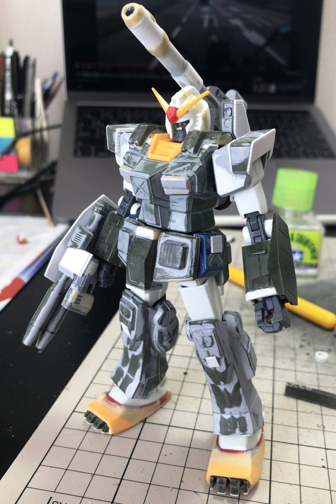 基本的にはHGUCガンダム(リヴァイブ)とMSV1/144フルアーマーガンダム(旧キット)のミキシングで出来ています。胴体はもともとリヴァイブガンダムの胴体に旧キットのパーツを切り貼りする予定でしたが、技術力と根性が足りずジムストライカーの胴体を流用し、ミサイルベイを貼り付けました。リヴァイブガンダムの胴体よりも大きいので、最終的にはフルアーマーガンダムのマッシブなイメージに近づいて良かったと思っています。