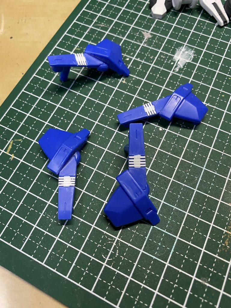 省略されたスリットをエバグリのプラ材で再現。