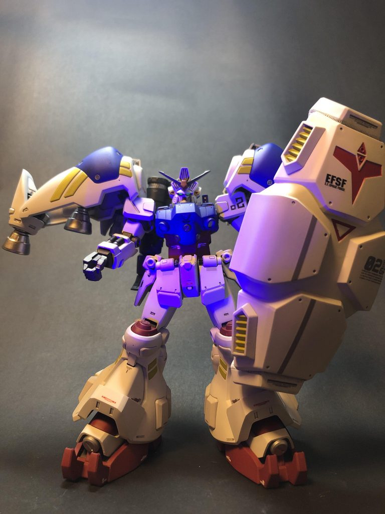 目は蛍光塗料にしたのでブラックライトで光ります。